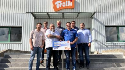 Bild: Matthias Trummet/exb
Der Fruchtgummi-Hersteller „Trolli“ spendet für Zwecke des Vereins „9.9 Schwarzachtal“.