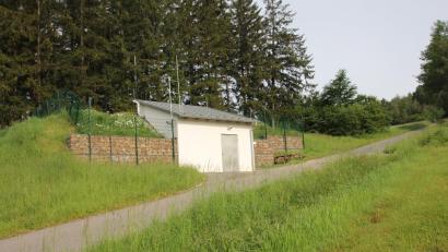 Bild: frd
Für den Bau der Wasserversorgungsanlage Kührieder Gruppe war der Wasserbehälter in Kühried mit all seiner Technik einer der großen Kostenfaktoren.