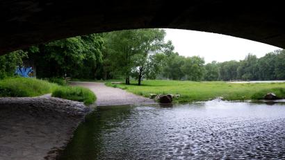 Bild: Sven Hoppe/dpa
Ein kleiner Weg ist am Ufer der Isar vom Wasser überspült.
