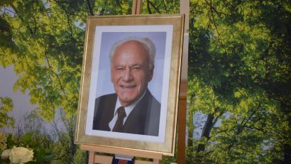 Bild: bnr
Im Alter von 94 Jahren ist der ehemalige Werkleiter der Flachglas AG Wernberg, Direktor a. D. Ferdinand Wollersheim, verstorben. Er stand 22 Jahre an der Spitze des Unternehmens.