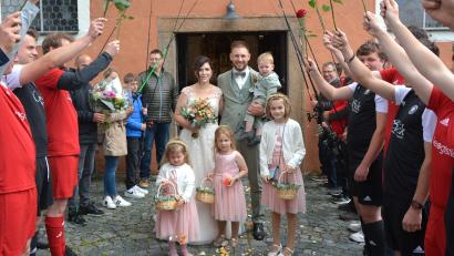Bild: jr
Nina Haberzett-Oppl und Patrick Oppl (mit Sohn Konrad) beim Verlassen der Kreuzbergkirche. Begleitet wurden sie (von links) von Blumenmädchen Rosalie, Tochter Ida und Blumenmädchen Anna.