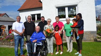 Bild: gi
Maria Rappl (mit Blumenstrauß) feiert 85. Geburtstag im Kreise ihrer Familie und Verwandten. Dazu gratulieren Bürgermeister Helmut Meindl, Sohn Wolfgang, ihr Mann Hans, Pfarrer Udo Klösel, Tochter Christine, Schwester Erna und Enkel Stefans Frau Tendo (von links) mit den Urenkeln.