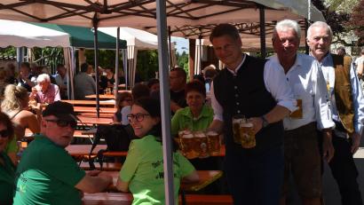 Bild: Bernhard Czichon
Benjamin Zeitler bedient fleißig mit beim CSU-Ortsteilfest in Tröglersricht.