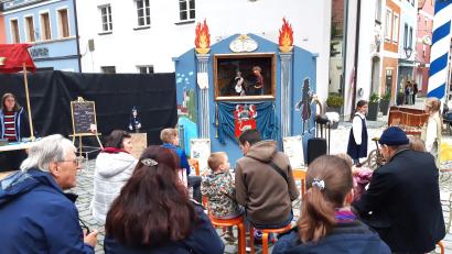 Bild: lg
Das nostalgisch gestaltete Theater unterhält mit den kunstvollen Stabpuppen bei einem Kinderstück und bei dem klassischen „Ich bin der Doktor Eisenbarth“.