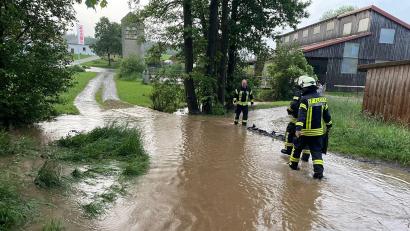 Bild: Feuerwehr Floß/exb
Die Feuerwehr Floß rückte seit Fronleichnam mehrmals in den Flosser Ortsteil Hardtheim aus. Die starken Regenfälle sorgten für überschwemmte Fahrbahnen und Gehwege.