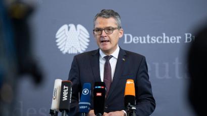 Bild: Monika Skolimowska/dpa
Der CDU-Politiker Roderich Kiesewetter ist von einem Mann leicht verletzt worden.