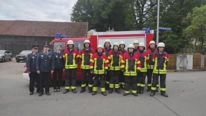 Bild: Florian Müller/exb
Kreisbrandinspektor Otto Braunreuther (von links) sowie die Kreisbrandmeister Florian Braunreuther und Alexandra Malik mit den Prüflingen Georg Weber jun., Hans Prieschenk, Gerhard Weismeier, Bernhard Schraml, Martina Weber, Lukas Kopp, Simon Bäte, Lukas Veigl-Meyer, Anna Veigl-Meyer, Matthias Müller und Peter Weismeier jun.