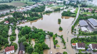 Symbolbild: Jason Tschepljakow
Luftbildaufnahmen zeigen die aus den Ufern getretene Ilm. Es ist zu erwarten, dass die Pegelstände weiter steigen werden. In Pfaffenhofen in Oberbayern ist ein Feuerwehrmann ums Leben gekommen. +++ dpa-Bildfunk +++