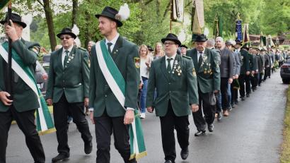 Archivbild: ubb
Auf einen langen und bunten Festumzug dürfen sich die Zuschauer am Sonntag auch in Waldsassen freuen. Hier im Bild der Umzug des Schützenvereins Tell Hundsbach zu seinem 100-jährigen Fest.