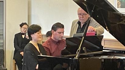 Bild: bod/exb
Benjamin Schallwig und seine Frau Jing Sun begeistern beim Klavierabend des Kulturkreises Pressath.