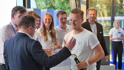Archivbild: jut
Florian Dostert (vorne rechts) nach dem Gewinn des Start-up-Wettbewerbs in Weiherhammer vor einem Jahr.