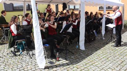 Bild: mrr
Das große Orchester begeisterte die Besucher des Sommerfestes der Blaskapelle St. Georg Rieden.