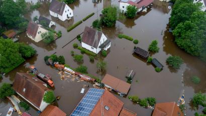 Bild: Sven Grundmann/NEWS5/dpa
Viele Teile Süddeutschlands haben mit Überschwemmungen zu kämpfen - so auch Dinkelscherben im schwäbischen Landkreis Augsburg.