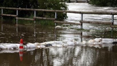 Bild: Karl-Josef Hildenbrand/dpa
Mit Sandsäcken wird versucht das Hochwasser der Mindel zu stoppen.