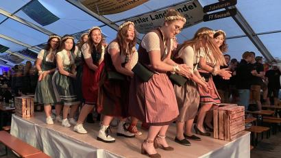 Bild: aub
Echte Stimmungskanonen - diese Neusather Festdamen.