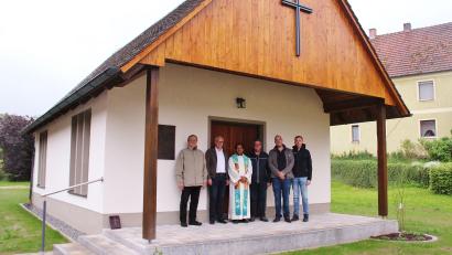 Bild: Rauscher/exb
Nach der Maiandacht freuten sich Lektor Reinhard Bauer (von links), Hahnbachs Erster Bürgermeister Bernhard Lindner, Stadtpfarrer Pater Robin, Kassier Markus Rauscher, Ortssprecher Matthias Köstler und Kirchenpfleger Thomas Pröls über die gelungene Außenrenovierung der Kapelle.