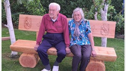Bild: Stefan Haupt/exb
Der Ehrenvorsitzende des Raupen- und Baggervereins Vohenstrauß und Umgebung, Michael Hummer und Ehefrau Anna bekamen als Dank für sein langes Engagement eine Holzbank.