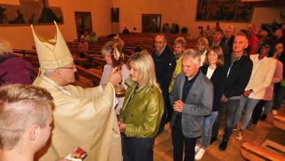 Bild: whü
Bischof Rudolf Voderholzer zelebrierte den Festgottesdienst. Viele Gläubige waren gekommen, um sich vom Bischof mit der Wolfgangsreliquie den Einzelsegen erteilen zu lassen.