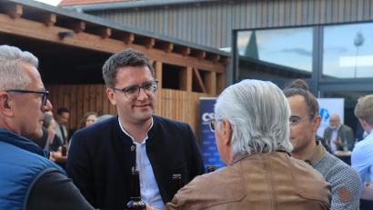 Bild: olr
Christian Doleschal bei "Af an Ratsch mit Dole" in Störnstein – wenige Tage vor der Europawahl.