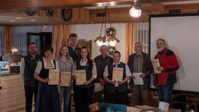 Bild: mof
Für ihre langjährige Mitgliedschaft bei der Blaskapelle von Vorsitzendem Daniel Haller (links) geehrt wurden Kerstin Huber, (von links) Katharina Hofmann, Laurenz Fischer, Katharina Haller, Johann Gurdan, Matthias Anderle, Willi Wiesmeth un Josef Haller.