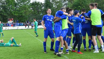 Bild: A. Schwarzmeier
Der TV Parsberg feiert. die Spieler des FC Weiden-Ost sind niedergeschlagen. Für den FC ist der Traum vom Landesligaaufstieg vorbei.