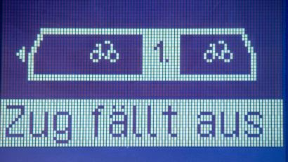 Bild: Stefan Sauer/dpa/Symbolbild
Auf einer Anzeigetafel im Bahnhof Neubrandenburg steht „Zug fällt aus“.