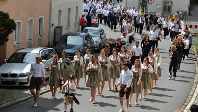 Bild: jr
Den Festzug durch Konnersreuth führten die Festdamen des Jubelvereins an.