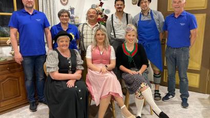 Bild: bjo
Die Eglseer Bauernbühne traf den Geschmack der Zuschauer. Zu sehen sind Stefan Ring (von links), Maria Ring, Josef Fleischmann, Paule Haas, Bernd Bauer, Johann Bauer und vorne Elisabeth Bauer, Julia Lamecker und Marion Roidl.