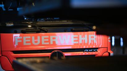 Symbolbild: Bernd Weißbrod/dpa
Drei Feuerwehren rückten am Samstagabend zu einem Brand nach Oberschalkenbach aus.