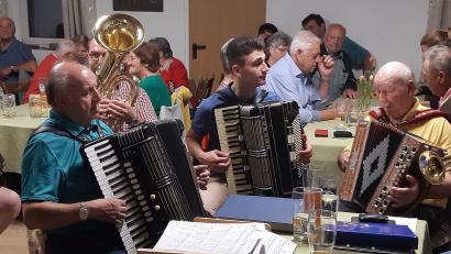 Bild: lei
Zünftig spielten die Musikanten beim letzten Stammtisch vor der Sommerpause auf.