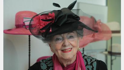 Bild: Wolfgang Steinbacher
Eleonore Fuchs, wie man sie kennt: elegant mit modischem Hut.