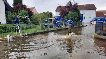 Bild: Gottfried Berger
Abpumpen ist angesagt, wo das Wasser die Sandsackbarrieren durchbrochen hat.