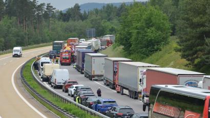Bild: dob
Bei einem schweren LKW-Unfall wurde ein Fahrer schwerstverletzt und es entstand ein Sachschaden in Höhe von mehr als 40.000 Euro. Es bildete sich ein langer Rückstau in Richtung Tschechien.