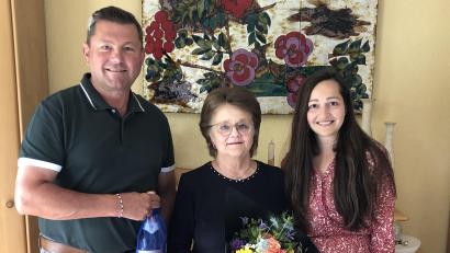 Bild: bey
Bürgermeister Rainer Rewitzer verabschiedet Christa Wildenauer (Mitte) als langjährige Chefin der Stadtbibliothek Pleystein. Zugleich stellt das Stadtoberhaupt Katarina Elbl-Müllhofer (rechts) als neue Büchereileiterin vor.