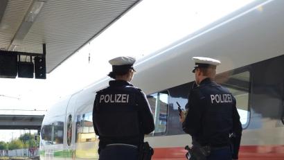Symbolbild: Bundespolizei
Eine Bundespolizeistreife wartete bereits am Hauptbahnhof in Regensburg auf den Intercity-Express von Kiel nach Regensburg. Dort nahmen sie den Fahrgast, der eine junge Frau im Bordrestaurant belästigt haben soll, fest.