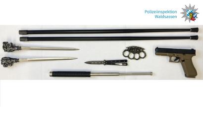 Bild: Polizeiinspektion Waldsassen/exb
Das Bild zeigt einen Teil der sichergestellten Waffen, u.a. die zwei Gehstöcke mit der doppelseitig geschliffenen Klinge.