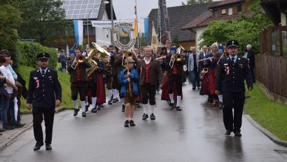 Bild: bö
Ein Höhepunkt des Jubiläums der Feuerwehr Pilsheim ist der farbenprächtige Festzug, in den sich gut 80 Feuerwehren, Vereine und fünf Musikkapellen einreihen. An der Spitze marschieren der Jubelverein sowie Festleiter Lukas Götz (links) und Kommandant Martin Brechler (rechts).