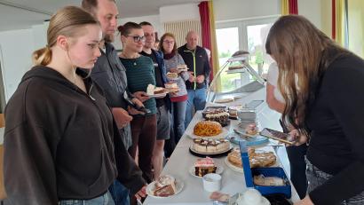 Bild: fz
Schlange standen die Besucher Nachmittag am Kuchenbüfett, das mit 25 Kuchen und Torten reich bestückt war.