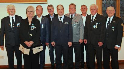 Bild: gf
Ehrungen für langjährige und verdiente Mitglieder der Militärkameradschaft Amberg (von links): Vorsitzender Franz Kölbl, Gabriele Wennecke, Martin Preuß, Anton Bruckmüller, BKV-Präsident Otmar Krumpholz, Stefan Perl, Reinhard Goger, Peter Kist und Bernhard Exner.