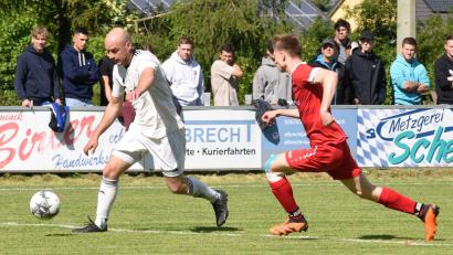 Bild: gb
Ob die Bezirksliga-Einteilung problemlos über die Bühne geht, hängt vor allem vom Ausgang des Relegationsspiels am Freitagabend ab. Sollte der ASV Haidenaab (weiße Trikots. in der Partie gegen TSV Tännesberg) gewinnen, hätte der neue Bezirksspielleiter Dominik Fraunholz eine Sorge weniger.