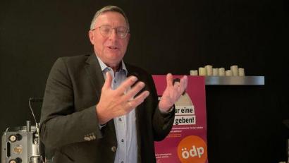 Bild: Alfred Damm/exb
Europakandidat Günther Sparrer spricht beim Wahlkampfabschluss des ÖDP-Kreisverbandes über die Flüchtlingspolitik.