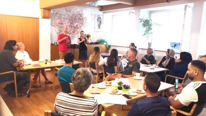 Bild: Stefanie Wildenrother
Das Sprachcafé "Café Farbenfroh" besteht in Weiden seit 2017. Bei Kaffee und Kuchen kommen Migranten und Einheimische ins Gespräch. Manchmal gibt es auch eine musikalische Einlage, wie hier vom svangelischen Posaunenchor.
