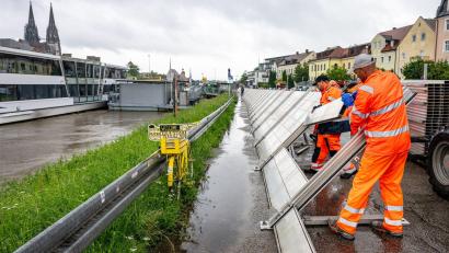 Bild: dpa
Schutzwände werden in der Altstadt am Donauufer aufgebaut.