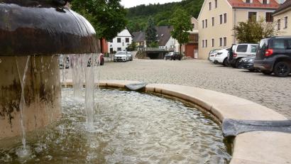 Bild: Stephan Huber
Knapp zwei Wochen nach der Überflutung des Marktkerns von Kastl schaut es dort aus wie immer: Wasser plätschert auf dem Marktplatz nur aus dem Brunnen vor dem Rathaus.