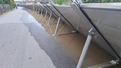 Bild: Anke Otterbach
Hier am Eisernen Steg halten Schutzwände das Hochwasser in Regensburg zurück. In der Werftstraße müssen Bewohner und Bewohnerinnen ihre Häuser sogar verlassen. Um 21 Uhr wird die Straße evakuiert.
