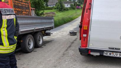 Bild: dob
Rund 100 Liter Hydrauliköl verlor ein Traktor in der Wolfsbühlstraße in Oberlind. Viel Arbeit für die Einsatzkräfte. Das Erdreich musste komplett ausgebaggert und entsorgt werden.