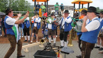 Bild: frd
Auch mit Gießkannen kann man Musik machen. Das wird beim Patenbitten des Musikvereins Seebarn in Pertolzhofen deutlich.
