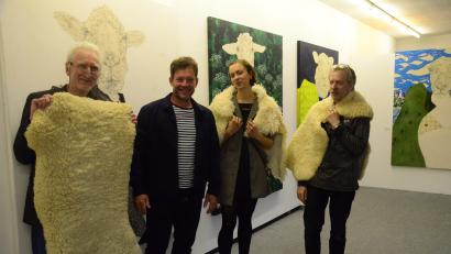 Bild: Kunz
Jürgen Zeller (Zweiter von links) stellt beim Kunstverein "seine Schafherde" aus.