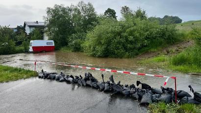 Bild: Feuerwehr Floß/exb
Sandsäcke halten an Fronleichnam nahe Floß das Wasser zurück - so gut es eben geht.