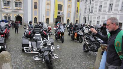 Bild: kro
Stadtpfarrer Thomas Vogl bespritzte die vor der Basilika geparkten Motorräder mit Weihwasser.